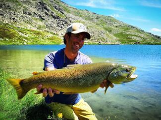 grosse truite lac de montagne