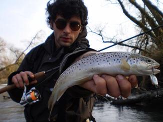 poisson nageur fait main artisanal pour pêcher la truite en rivière.